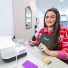 María trabaja en una de sus joyas en su tienda de la calle Concepción.