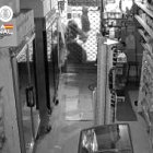 Imagen de los ladrones en el momento de forzar la entrada al local.