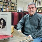 El académico Ignacio Ruiz Vélez, junto a un retrato del profesor José Martínez Rives.