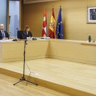 El condenado, con la cabeza gacha, y el juez Roger Redondo al inicio del juicio.