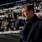 Aguarda el inicio de un partido ante el banquillo de El Plantío.