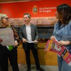 Vanesa Cuesta, de Zona G, y Patricia Gil, de Burgos Centro, con el concejal de Comercio, César Barriada.