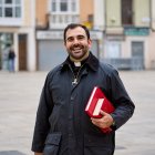 El padre Álvaro organiza misas para jóvenes, los domingos a las 19.30 horas en la Iglesia Vera Cruz y para los pequeños a las 11.15 horas en la Iglesia de Santa Catalina