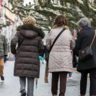 Tres mujeres pasean por la capital burgalesa.