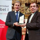 El rector de la Universidad Isabel I, Alberto Gómez Barahona, recibe del presidente del Cabildo, Félix Castro, el distintivo en piedra de Hontoria que acredita a la institución como embajadora del programa 'Piedras Vivas'.