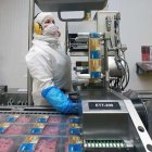 Una trabajadora en la línea de producción de una industria de alimentación.