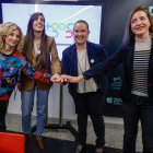 Las concejales del PSOE y Vox, Blanca Carpintero y Marta Alegría, con la presidenta de ProBurgos, Andrea Ballesteros, y la alcaldesa, Cristina Ayala. Escenificaron la unidad en torno a este "proyecto de ciudad".