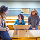 Ana María Lara Palma, de la unidad de Igualdad de Oportunidades, junto a la estudiante Nevenka García y Natividad de Juan, de la Unidad de Atención a la Diversidad.
