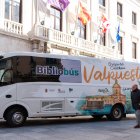 Imagen de un bibliobús junto a la Diputación de Burgos.
