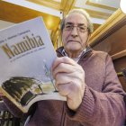 El escritor Félix J. Alonso Camarero, con su último libro.