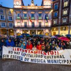 Usuarios y profesorado de la Escuela Municipal de Música exigieron retomar la actividad lectiva en la Plaza Mayor.
