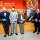 De izquierda a derecha: Rafael González y Juan José Jiménez, presidente y vicepresidente de la Junta de Semana Santa de Burgos, la alcaldesa Cristina Ayala, el Abad de Semana Santa, Agustín Burgos Asurmendi, y el concejal de Festejos, César Barriada.