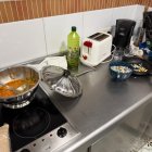 Con la comida a medias dejaron la cocina por el desahucio.
