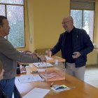 El candidato de Vox a las Cortes de Castilla y León por Burgos, Iñaki Sicilia, deposita su voto en el colegio electoral de Pampliega.
