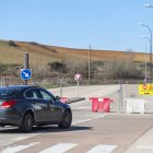 Un vehículo frente a la valla que impide el paso al tramo 'low cost' del bulevar desde la calle Gumien de Izán.