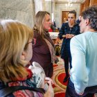 Familias y profesores afectados por el cese de actividad de la Escuela de Música conversaron con Andrea Ballesteros, concejala de Cultura, en el pasado pleno municipal.