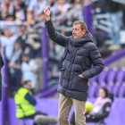 Luis Miguel Ramis da instrucciones desde la banda en el partido contra el Valladolid en el estadio Zorrilla.