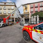 Intervención de los Bomberos durante esta mañana en el edificio Cardenal Segura 2.