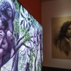 Ilustración de un grupo de homínidos. Al fondo, mirando al visitante, una de las primeras versiones de Homo antecessor realizada por Mauricio Antón.