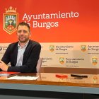 Josué Temiño, portavoz del grupo municipal socialista, en rueda de prensa en el Ayuntamiento de Burgos.