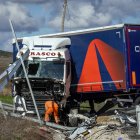 Imagen del vehículo articulado accidentado en Quintanapalla.