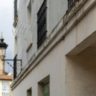 Cartel identificativo de una vivienda de uso turístico en el centro de Burgos.