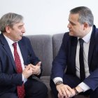 El consejero en funciones de Movilidad y Transformación Digital, José Luis Sanz Merino, al consejero de Vivienda Transporte e Infraestructura de la Comunidad de Madrid, Jorge Rodrigo.