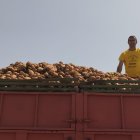 Aurelio García posa en una de sus parcelas