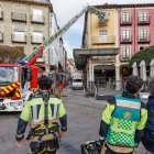 Los bomberos observan el trabajo de sus compañeros en el edificio de Cardenal Segura, 2.
