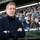 Ramis no pierde de vista el desarrollo del partido ante el Ceuta desde el banquillo de El Plantío.