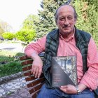 Juan José Calzada, junto a los jardines de la plaza Luis Martín Santos, con un ejemplar de su nuevo libro.