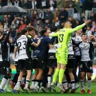 La plantilla celebra sobre el césped que el Sporting tampoco puede frenar la magia de El Plantío.