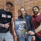 Samu, Sergio Gallego y Ricky, de Eslabon, con un cartel del 20 aniversario.