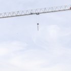 Imagen de los dos trabajadores subidos a la grúa