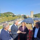 Un momento de la visita al edificio por parte de las autoridades; aquí se puede ver la nueva cubierta verde, con paneles fotovoltaicos.