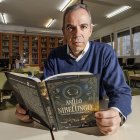 Enrique García Revilla, con un ejemplar de su nueva novela en la biblioteca del IES Comuneros de Castilla, centro donde imparte la asignatura de Música.