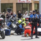 Los servicios de emergencia atienden a la mujer.