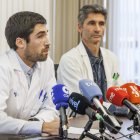 El director del HUBU, Carlos Cartón, junto al jefe de Oncología, Enrique Lastra.
