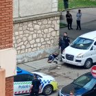 Imagen de la víctima tendida en el suelo.