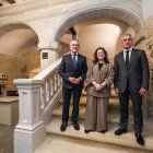 Gines Clemente y Rafael Barbero, presidente y director general de la Fundación Caja de Burgos, junto a Paula Morais, responsable de la Casa de las Cadenas.