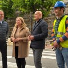 La alcaldesa de Burgos, Cristina, Ayala y el concejal de patrimonio, Angel Manzanedo, con técnicos frente a la muralla.