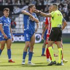 El colegiado Salvador Lax da explicaciones al capitán del Burgos CF, Atienza, durante el encuentro ante la UD Almería.