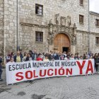 Concentración de padres y alumnos, a las puertas de la Escuela de Música 'Antonio de Cabezón'.