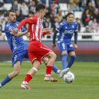 Atienza encara a un rival durante el partido contra el Almería.