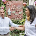 El presidente de la AECC, Eduardo González, y la propietaria de El Bosque Encantado, Marian Huertos, sellan con un apretón de manos su alianza contra el tabaco.