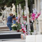 Archivo - Personas llevan flores a un ser querido, en el Cementerio de San Fernando. A 31 de octubre de 2025, en Sevilla (Andalucía, España). El cementerio de San Fernando se prepara para acoger la festividad de Todos los Santos. En la jornada previa, num.