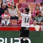 David González festeja con los aficionados desplazados a Granada el gol de la victoria.