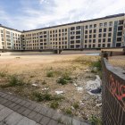La suciedad se acumula en la plaza María Lejárraga, que lleva años a la espera de su urbanización.