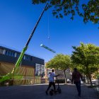 Una grúa descarga material para la obra de renovación de la cubierta del polideportivo Lavaderos.