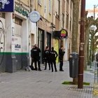 La Policía Nacional, en la calle Briviesca, tras una agresión a un hombre que permanece tendido en el suelo.